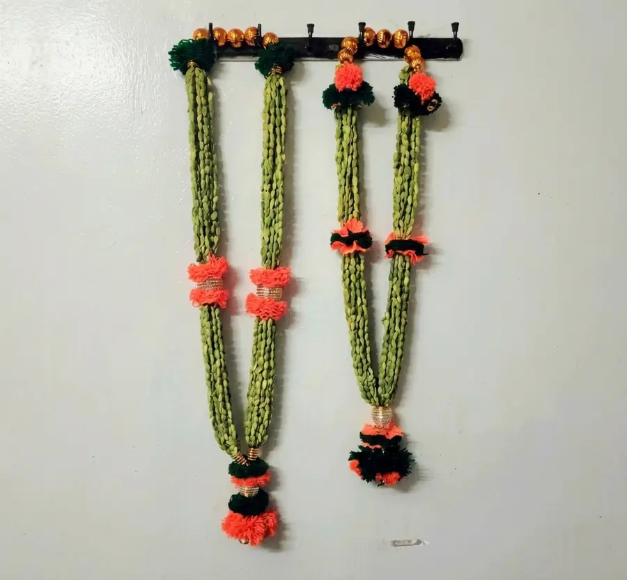 ஆரஞ்சு & பச்சை நூல் ஏலக்காய் கைத்தறி மாலை (Copper beads) (Orange & Green Thread Elaichi Handmade Maalai (Copper Beads))
