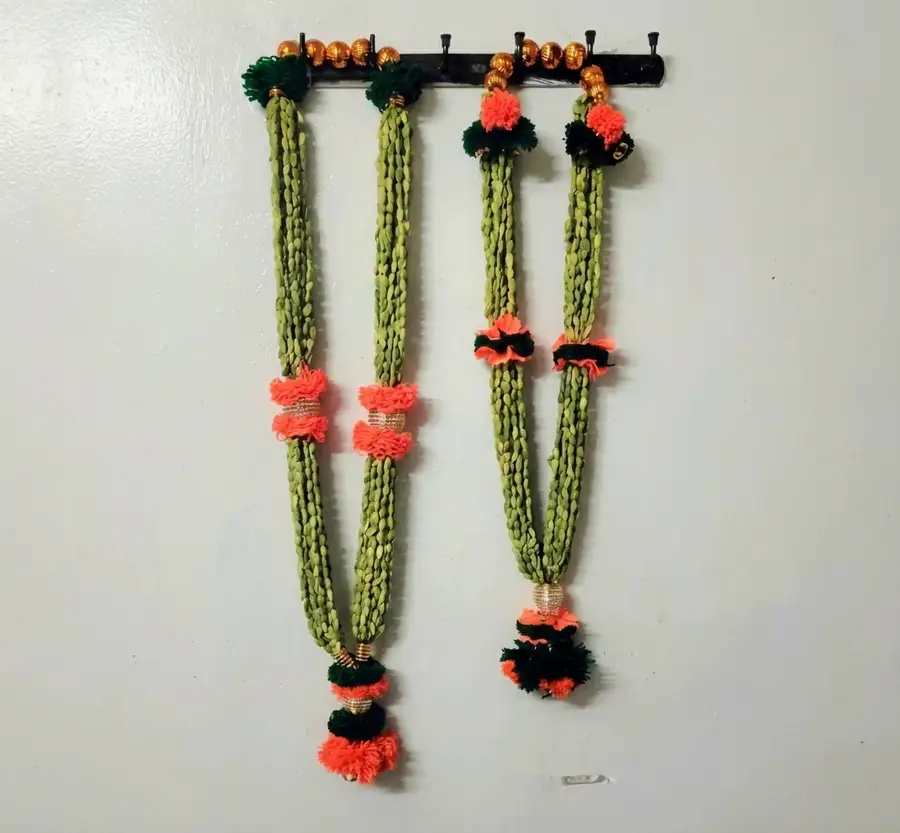 ஆரஞ்சு & பச்சை நூல் ஏலச்சி கைத்தறி மாலை (Copper beads) (Orange & Green Thread Elaichi Handmade Maalai (Copper Beads))