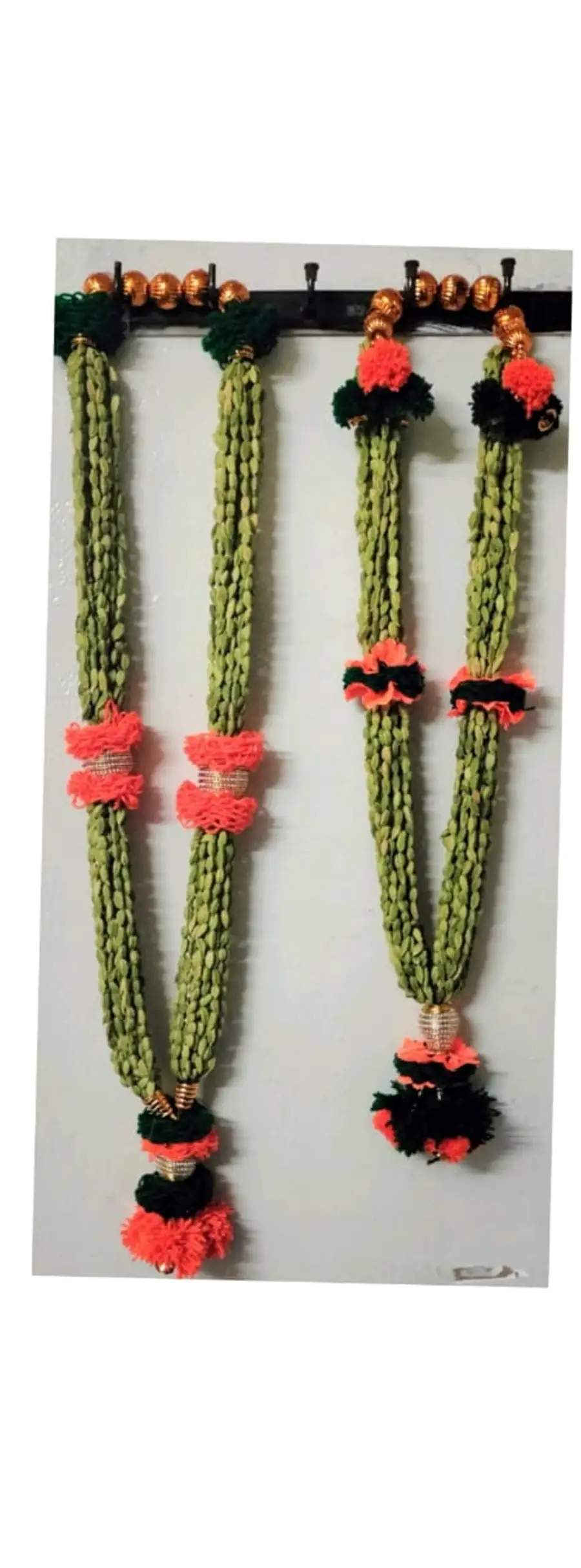 ஆரஞ்சு & பச்சை நூல் ஏலச்சி கைத்தறி மாலை (Copper beads) (Orange & Green Thread Elaichi Handmade Maalai (Copper Beads))