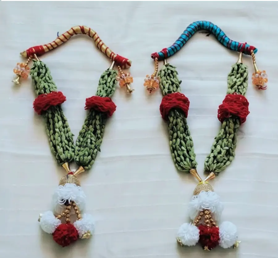 சிகப்பு & வெள்ளை நூல் ஏலச்சி கைத்தறி மாலை (Red & White Thread Elaichi Handmade Maalai)